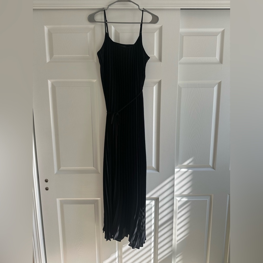 Accordion pleat black maxi dress